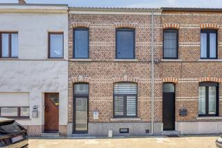 Volledig gerenoveerde woning van kop tot teen, gunstig gelegen nabij het station, met o.a. een bewoonbare oppervlakte van 175 m², 3 slaapkamers en...
