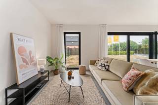 Welkom op onze Inspiratiedag | 31 mei van 10-12 uur

Op een steenworp van het centrum van Vlamertinge verrijst deze moderne woning, gelegen in een rustige woonbuurt op slechts tien minuten van zowel Ieper als Poperinge. Dankzij de centrale ligging zijn winkels, scholen en openbaar vervoer altijd binnen handbereik, wat zorgt voor optimaal wooncomfort.

Bij binnenkomst word je verwelkomd in een uitnodigende inkomhal met gastentoilet. De ruime woon- en eetkamer geniet van overvloedig natuurlijk licht en sluit naadloos aan op de open keuken, wat samen zorgt voor een aangename leefruimte. Aansluitend vind je een praktische berging en een inpandige garage.
Op de eerste verdieping bevinden zich drie comfortabele slaapkamers, een badkamer en een afzonderlijk toilet. De tuin biedt een heerlijke plek om te ontspannen en te genieten van het buitenleven.

Je hebt de vrijheid om de woning volledig naar eigen smaak af te werken. Van de keuken en badkamer tot de vloeren en binnendeuren, jij bepaalt hoe jouw nieuwe thuis eruitziet.

Wil je snel verhuizen naar een energiezuinige nieuwbouw? Dat kan! De woning is reeds afgewerkt tot en met pleisterwerken en chape. Neem contact met ons op en plan jouw bezoekmoment. Wie weet is dit binnenkort jouw nieuwe thuis.