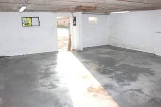 Opslagplaats van 50m² met gepolierde betonvloer en afgewerkte muren. Elektriciteitsvoorzieningen en vaste verlichting aanwezig. Deze plaats is...