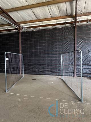 <p><span>Deze loods, gelegen op een privé terrein, is opgedeeld in verschillende compartimenten die kunnen gebruikt worden als opslagruimte of parkeerplaats. De plaatsen hebben elk een breedte van 3m10 met een lengte van 3m50.</span></p><p><span>Het pand is wind-, waterdicht, vorstvrij en volledig verzekerd door de eigenaar. De locatie is ideaal voor het plaatsen van een wagen, oldtimer of simpelweg het stallen van spullen die je niet vaak gebruikt.</span></p><p><span>De maandelijkse huurprijs bedraagt 55 euro per maand en de plaatsen zijn onmiddellijk beschikbaar!</span></p><p><span>Uw contactpersoon is Anais - afspraken kunnen steeds via de website of een mailtje naar anais@vastgoed-dc.be worden vastgelegd. </span></p>