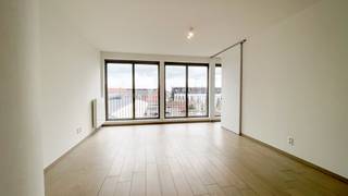 Dit appartement van ca 94 m² bevindt zich op de derde verdieping van de statige en residentie ‘Liberty’. Een knappe recente realisatie die meteen in het oog springt op het trendy Eilandje. Met de Schelde vlakbij en het Red Star Line Museum als overbuur is deze ligging zonder twijfel de ideale uitvalsbasis in de stad.<br />De ruime ‘doorzon’ leefruimte op parkettegel heeft een mooi lichtinval dankzij de grote en kamerhoge raampartijen. Aansluitend bevindt zich de open keuken. Deze is uitgerust met een werkblad in composietsteen en kwalitatieve keukentoestellen van Bosch: oven, kookplaat, vaatwasser en koelkast zijn netjes ingebouwd.<br />Grenzend aan de keuken, is het zuidgericht terras van ca 13 m² de ideale plaats om te genieten in alle rust.<br />De hoofdslaapkamer ligt eveneens aan de rustige achterzijde en is aangenaam ruim. De tweede slaapkamer kan perfect ingericht worden als logeerkamer, dressing of bureau.<br />Beide slaapkamers kunnen gebruikmaken van de stijlvolle badkamer met design lavabomeubel en ruim ligbad met regendouche.<br />Een apart toilet en een berging met aansluitingen voor wasmachine en droogkast vervolledigen het appartement.<br /><br />Een ondergrondse autostaanplaats is reeds begrepen in de huurprijs.<br />Gemeenschappelijke fietsenstalling is voorzien in het gebouw.<br /><br />Gemeenschappelijke lasten: 120 Euro per maand.<br />Alle nutsvoorzieningen (gas, water en elektriciteit) zijn privé op te nemen door de huurder.<br /><br />Beschikbaar vanaf 1 juli 2026.