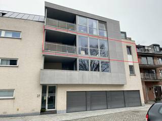 Appartement met 1 slaapkamer gelegen in het hartje van Kuurne op wandelafstand van supermarkt, winkels, school... <br />Het appartement beschikt over een zuidgericht terras en is volledig instapklaar.<br /><br />Indeling:<br />2°V.: inkomhal met apart toilet - volledig uitgeruste open keuken (dubbele spoelbak, combi oven/microgolf, koelkast met apart diepvriesvak , keramische kookplaat, dampkap en vaatwas) - berging met aansluiting voor een wasmachine - lichtrijke en ruime leefruimte - slaapkamer in tegelvloer met aansluitend de badkamer (lavabomeubel en douche) - terras.<br /><br />Algemeen: <br />- gemeenschappelijke kosten: €35/maand<br />- zonnig en ruim terras<br />- hartje Kuurne<br />- dichtbij invalswegen<br /><br />Vraag snel je bezoek aan via www.dewaele.com