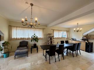 Ontdek dit lichtrijke penthouse met drie slaapkamers nabij het centrum van Hoeilaart, op wandelafstand van Delhaize, bushaltes, scholen en het...