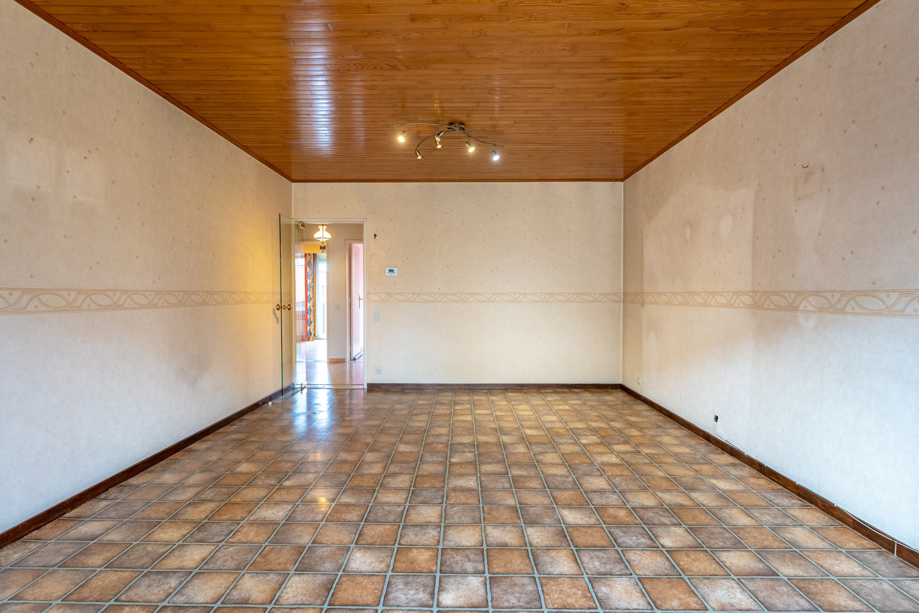 Gelijkvloers appartement met 2 slaapkamers, tuin/terras en garagebox! - foto 4