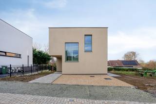 Deze karaktervolle nieuwbouwwoning is uitzonderlijk gelegen in het centrum van Oetingen, met behoud van een rustige en landelijke omgeving...