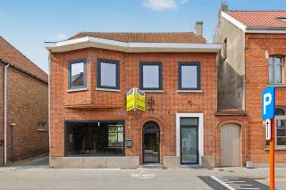 Op zoek naar een ruime woning die je volledig naar eigen smaak kunt afwerken? Deze woning is gelegen in het mooie, rustige en groene Tielrode en biedt dankzij de ruime indeling heel wat mogelijkheden. De leefruimtes staan in een aangename verhouding tot de tuin en het terras, waardoor binnen- en buitenleven mooi op elkaar aansluiten.<br /><br />Op de eerste verdieping bevinden zich momenteel drie ruime slaapkamers en een badkamer. Via een vaste verbinding is er toegang tot de zolderruimte, waar bovendien nog de mogelijkheid bestaat om twee extra slaapkamers te creëren. Hierdoor kan de woning perfect meegroeien met de noden van een gezin.<br /><br />Ook buiten zijn er extra mogelijkheden. Achteraan in de tuin kan eventueel een garage of carport worden voorzien. Een bijkomende troef is het recht van overweg naast de woning, waardoor de achterzijde van het perceel vlot bereikbaar is.<br /><br />Een interessante woning met veel potentieel voor wie op zoek is naar ruimte, rust en de mogelijkheid om er volledig zijn eigen thuis van te maken.