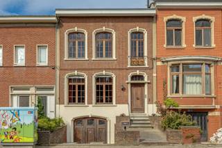 <p>In een uiterst gegeerde en rustige woonwijk te Wilrijk bieden wij deze degelijke bel-étage gezinswoning aan op een perceel van 141 m2.</p><p></p><p>De woning werd opgericht met kwalitatieve en duurzame materialen (beton-, staal- en metselwerkstructuur) en biedt een uitstekende basis en een uiterst doordachte indeling om uw droomwoning van te maken.</p><p></p><p>Bij het betreden van het gelijkvloers brengt de inkomhal met vestiaire en gastentoilet u naar de sfeervolle en lichtrijke leefruimte. Dankzij de oriëntatie en de grote raampartijen geniet de woonkamer van een aangename lichtinval. Aansluitend bevindt zich de keuken die direct toegang verleent tot het zonnige terras en de onderhoudsvriendelijke tuin met vrij uitzicht en minimale inkijk.</p><p></p><p>De eerste verdieping herbergt drie volwaardige slaapkamers, een ingerichte badkamer, een handige bergplaats en een afzonderlijk toilet.</p><p></p><p>Op het keldervoorzieningenniveau beschikt de woning over een zeer royale inpandige garage (65 m2), extra bergruimten, een stooklokaal en een directe doorgang naar de tuin. Bovendien is er op de oprit nog een tweede privé-parkeerplaats voorhanden.</p><p> </p><p>Indeling:</p><p>-          Kelderverdieping (65 m2):<br />Ruime inpandige garage, stooklokaal, berging, tankopslag en doorgang naar de tuin.</p><p>-          Gelijkvloers:<br />Inkomhal, vestiaire, gastentoilet, zitplaats, ruime woonkamer, keuken, terras en tuin.</p><p>-          Eerste Verdieping:<br />3 slaapkamers, traphal, afzonderlijke berging, badkamer en toilet.</p><p> </p><p>TROEVEN &amp; POTENTIEEL</p><p>·         Ruimte &amp; Structuur: Solide beton- en metselwerkconstructie met 3 volwaardige bouwlagen en uitstekende afmetingen.</p><p>·         Parkeergemak: Altijd gegarandeerde parkeergelegenheid dankzij de royale inpandige garage en private</p><p>·         staanplaats op de oprit.</p><p>·         Licht &amp; Zicht: Aangename lichtinval in de leefruimten met vrij mooi uitzicht en zwakke inkijk van de buren.</p><p>·         Renovatiekansen: Een ideale woning voor kopers of gezinnen die een woning naar eigen smaak en hedendaagse energienormen wensen te transformeren.</p><p>·         Toplocatie: Rustige residentiële straat met uitsluitend bestemmingsverkeer, doch vlakbij het bruisende hart van Wilrijk en Antwerpen.</p><p></p><p>Interesse? Neem vandaag nog contact met ons op voor een bezoek ter plaatse!</p><p>📞 0473 18 06 42</p>