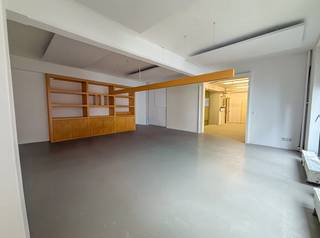<p><span>Situé au 2ᵉ étage de l'immeuble Quai55, dans le quartier Nord / Sainte-Catherine, cet espace professionnel de </span><strong><span>470 m²</span></strong><span> offre un cadre de travail lumineux, spacieux et facilement modulable, idéal pour une entreprise à la recherche d'un espace polyvalent.</span></p>
<p><span>L'aménagement comprend un vaste open space pouvant accueillir des bureaux, un showroom ou un atelier, ainsi qu'un bureau, une salle de réunion, une salle de projection ou d'exposition et </span><strong><span>3 sanitaires</span></strong><span>. Avec une hauteur sous plafond de </span><strong><span>2,90 m</span></strong><span>, les espaces bénéficient d'un excellent confort de travail et d'une belle luminosité.</span></p>
<p><span>Le bien dispose également d'une salle polyvalente de </span><strong><span>11 x 6,5 m</span></strong><span> avec une hauteur sous plafond de </span><strong><span>3,50 m</span></strong><span>, parfaitement adaptée à un studio photo, des présentations, des formations ou encore comme espace de stockage selon vos besoins.</span></p>
<p><span>Des emplacements de parking sont disponibles.</span></p>
<p><strong><span>Prix sur demande.</span></strong></p>