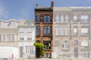 In het hart van Kortrijk bevindt zich deze prachtige authentieke stadswoning met een stijlvolle gevel, deel uitmakend van een karaktervolle eenheidsbebouwing van vijf enkelhuizen uit het begin van de 20ste eeuw. Deze woning combineert de charme van weleer met het hedendaagse wooncomfort.<br /><br />Via de inkomhal komt u in de lichtrijke leefruimte, waar de hoge plafonds, de authentieke houten vloeren en de grote raampartijen onmiddellijk in het oog springen. De volledig vernieuwde open keuken sluit perfect aan op de woonkamer en biedt rechtstreeks toegang tot het terras en zicht op de gezellige stadstuin.<br /><br />Op de eerste verdieping bevinden zich twee ruime slaapkamers en een apart toilet. De tweede verdieping beschikt over een volledig vernieuwde badkamer met ligbad, ruime inloopdouche en modern badkamermeubel, evenals een derde volwaardige slaapkamer. Bovendien is de woning volledig uitgerust met centrale verwarming, aangestuurd door een nieuwe condenserende verwarmingsketel, wat garant staat voor een energiezuinig en comfortabel binnenklimaat.<br /><br />Verder beschikt de woning over een volledig geïsoleerde zolder, ideaal als extra bergruimte, en een halfondergrondse kelder die is ingericht als wasberging en tevens voldoende plaats biedt voor de stockage van fietsen.<br /><br />De woning werd recent volledig geschilderd en is instapklaar. Voor de oplevering worden nog passende verlichtingsarmaturen geplaatst en zal de tuin professioneel worden gesnoeid, zodat alles netjes afgewerkt is.<br /><br />Een unieke kans voor wie op zoek is naar een charmante en instapklare stadswoning met een eigen verhaal.<br /><br />Vrij op 01/09/2026.<br /><br />Waarom net dit aanbod overwegen?<br /><br />✔ authentieke gevel uit het begin van de 20ste eeuw<br />✔ centrumligging<br />✔ vernieuwde keuken en badkamer<br />✔ 3 volwaardige slaapkamers<br />✔ stadstuin<br />✔ geschilderd<br />✔ hoge plafonds <br />✔ veel lichtinval<br />✔ nieuwe condensatieketel<br /><br />Geïnteresseerd? Vul eenvoudig het contactformulier in en we nemen spoedig contact op.