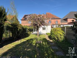 Deze woning heeft enkele jaren terug een complete renovatie gehad. Werkelijk alles is gestript geweest en opnieuw opgebouwd. De uitbouw achteraan...