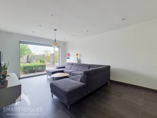 <p>Deze ruime woning combineert veel licht, leefruimte en praktische mogelijkheden met een aangename tuin en extra garage/atelier.</p>
<p>Via de inkomhal met gastentoilet kom je binnen. Vooraan bevindt zich een aparte ruimte, momenteel ingericht als bureau, maar perfect in te richten als speelkamer, hobbyruimte of extra slaapkamer. Het gelijkvloers beschikt daarnaast over twee grote, lichtrijke ruimtes die momenteel dienstdoen als speelruimte en zithoek. De open keuken sluit hier mooi op aan en biedt zicht op de aangelegde, onderhoudsvriendelijke tuin. Aansluitend bevinden zich een praktische wasruimte/berging en de inpandige garage.</p>
<p>Op de eerste verdieping zijn er drie volwaardige slaapkamers en een ruime badkamer met bad, inloopdouche, wastafelmeubel en toilet. Verder zijn er een technische ruimte en extra bergruimte. Ook de zolder biedt bijkomende stockage.</p>
<p>Achteraan de tuin bevindt zich een ruime garage/atelier, ideaal voor hobby, werk of extra opslag. Deze is bereikbaar via het zijpad naast de woning, dat mee tot het eigendom behoort. Een veelzijdige woning met ruimte te over, zowel binnen als buiten, en tal van mogelijkheden om ze volledig naar eigen wensen in te richten.</p>
<p>Troeven:</p>
<ul>
<li>Instapklaar</li>
<li>Rustige ligging</li>
<li>Zonnepanelen (groene stroomcertivicaten)</li>
<li>2 Garages</li>
<li>2 Opritten</li>
<li>Regenwater 10.000L</li>
</ul>
<p>Deze woning is te koop ZONDER makelaar via Smart Houses! Inlichtingen of een bezoek? Contacteer rechtstreeks de eigenaar via +32473274748</p>