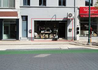<h1>Commerciële handelsruimte op toplocatie in het centrum van Kapellen</h1>
<p>Deze instapklare handelsruimte geniet van een uitstekende ligging in het centrum van Kapellen, op wandelafstand van het station en omringd door diverse succesvolle handelszaken. Dankzij de grote visibiliteit en de centrale locatie biedt dit pand tal van mogelijkheden voor uiteenlopende commerciële activiteiten.</p>
<p>Het pand onderging recent een grondige opfrissing, waardoor het vandaag een verzorgde en professionele uitstraling heeft die meteen een positieve indruk nalaat bij klanten en bezoekers.</p>
<h3>Indeling</h3>
<ul>
<li><strong>Totale oppervlakte:</strong> ca. 71 m²</li>
<li><strong>Handelsruimte:</strong> ca. 55 m², afgewerkt met een onderhoudsvriendelijke tegelvloer en flexibel in te richten volgens uw activiteit.</li>
<li><strong>Keuken:</strong> ca. 4 m², voorzien van een spoelbak en tegelvloer.</li>
<li><strong>Apart toilet</strong></li>
<li><strong>Stockageruimte:</strong> ca. 10 m², ideaal voor opslag van goederen of materialen.</li>
</ul>
<p>Bent u op zoek naar een commercieel pand met een uitstekende bereikbaarheid en een centrale ligging in Kapellen? Dan is deze verzorgde handelsruimte zeker een bezoek waard. Dankzij de recente opfrissing, praktische indeling en zichtbare locatie vormt dit pand een ideale uitvalsbasis voor uw onderneming.</p>
<p><strong>OPPERVLAKTE</strong><br />De vermelde oppervlakte is gebaseerd op de bruikbare vloeroppervlakte zoals opgenomen in het EPC en wordt louter ter informatie meegedeeld. Alle opgegeven afmetingen en oppervlaktes zijn indicatief.</p>
<p><strong>Huurvoorwaarden:</strong></p>
<ul>
<li>Ingaande plaatsbeschrijving door extern expertisebureau: <strong>€ 250 incl. 21% BTW</strong>.</li>
<li>Plaatsbeschrijving bij vertrek door hetzelfde expertisebureau: <strong>€ 181,50</strong>. i<strong>ncl. 21% BTW</strong>.</li>
<li>Waarborg: <strong>3 maanden huur</strong>, te storten op een geblokkeerde rekening bij <strong>Korfine</strong>.</li>
</ul>
<p>Voor meer informatie of een bezoek ter plaatse, contacteer ons via <strong>03 535 12 75</strong>.</p>