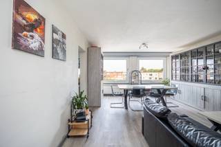 Locatie
Uw nieuwe thuis bevindt zich in het hart van Wijnegem, pal aan het gezellige Marktplein. Hier woont u op een levendige locatie waar het dorpsgevoel nog volop aanwezig is. Wekelijks brengt de markt leven op het plein en vindt u tal van lokale handelaars, winkels, horecazaken en andere voorzieningen op wandelafstand.
Voor uw dagelijkse boodschappen kunt u terecht bij onder meer Delhaize, Albert Heijn en ALDI in de nabije omgeving. Ook scholen, sportfaciliteiten en openbaar vervoer bevinden zich vlakbij. Op slechts enkele minuten fietsen of rijden ligt Wijnegem Shop Eat Enjoy, met een uitgebreid aanbod aan winkels, restaurants en ontspanning.
Dankzij de vlotte verbinding via de Krijgsbaan, E313 en E34 bereikt u Antwerpen en omliggende gemeenten in geen tijd. Wie graag geniet van wat groen en recreatie vindt bovendien verschillende wandel- en fietsmogelijkheden in de buurt, met het Rivierenhof op korte afstand.
Indeling
Het appartement ligt op de tweede verdieping in een kleinschalig gebouw en is bereikbaar via de trap in de gemeenschappelijke hal.
Bij het betreden komt u in de inkomhal, die toegang biedt tot alle ruimtes. De leefruimte is ruim en lichtrijk en vormt één open geheel. De volledig uitgeruste keuken (2024) is voorzien van een dampkap, inductiekookplaat, enkele spoelbak en oven.
Aan de achterzijde van het appartement bevinden zich twee volwaardige slaapkamers (14 m² en 13 m²). De badkamer is uitgerust met een douche, een enkel wastafelmeubel en een hangtoilet. Verder is er een handige berging met aansluitingen voor wasmachine.
Tot slot beschikt u over een private kelderberging die dienst kan doen als extra opbergruimte.
Troeven
✔ Centrum Wijnegem op Marktplein
✔ Gunstige EPC (B)
✔ 2 ruime slaapkamers
✔ Praktische kelderberging
✔ Lage gemeenschappelijke kosten
Extra
Dit appartement op het marktplein in hartje wijnegem heeft een goede EPC-score van 165 kWh/m²jaar. De PVC-ramen hebben dubbele hoogrendementsbeglazing en verwarmen doet u op centrale verwarming op aardgas met een individuele condensatieketel van Vaillant (2020). Het dak werd in 2015 vernieuwd en geïsoleerd met 100 mm PUR/PIR. Het gebouw beschikt over aparte meters voor gaselektriciteit en water, waardoor u enkel betaalt voor uw eigen verbruik.