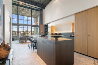 Loft EXCLUSIVE et UNIQUEMENT FINIE avec 2 chambres et salle de bain privative, espace bureau supplémentaire et charmante TERRASSE couverte. Vous...