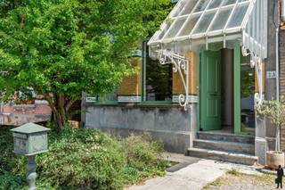Volledig gerenoveerde herenwoning op een perceel van 770 m² – karaktervol wonen in LintAchter de charmante gevel van deze herenwoning schuilt een...