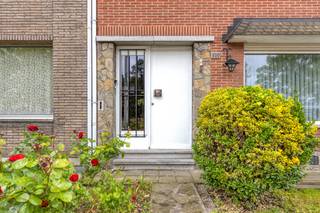 Ben je op zoek naar een goed onderhouden gezinswoning met karakter en een herkenbare Vlaamse uitstraling?Deze solide halfopen woning biedt een...