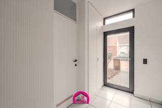 Deze uitstekend gelegen halfopen bebouwing bevindt zich in een rustige, doodlopende straat in Oostende en is een absolute topper voor wie op zoek...