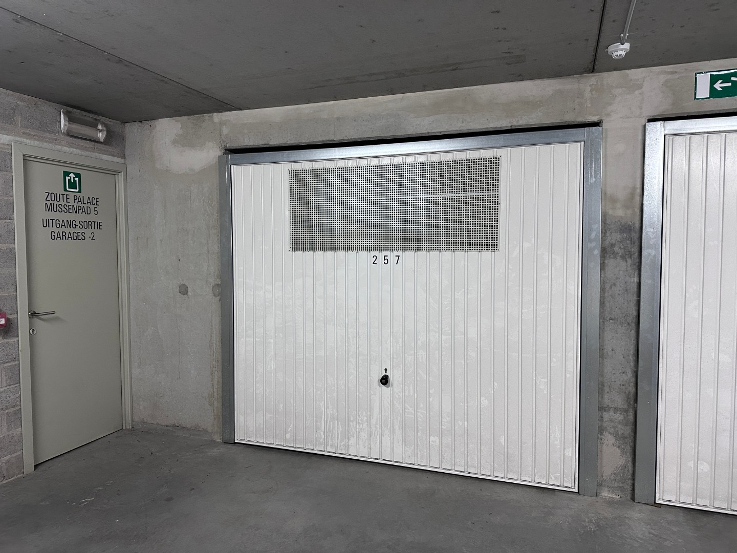Gesloten garagebox gelegen op de Zoutelaan in het centrum van Knokke. - photo 2