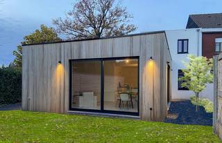 Ce bâtiment mitoyen, entièrement rénové en 2024, est situé sur un terrain spacieux de 1240 m².Nous entrons dans la maison par le mur latéral où...