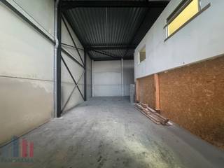 Fantastisch gelegen KMO-unit van 192 m² te huur in de industriezone van Machelen. Op slechts 850 m rijafstand van de <strong>R0 </strong>en nabij de bedrijvige Woluwelaan (R22). Bovendien vlotte ontsluiting naar de E19 (Machelen) en de E40 (Zaventem).<br /><br />De beschikbare ruimte omvat een magazijn van 120 m² met een vrije hoogte van 6 meter. Daarnaast beschikt het magazijn over een polybetonvloer en is toegankelijk via een automatische sectionaalpoort met een afzonderlijke toegangsdeur. De KMO-unit is voorzien van een instapklare kantoorruimte van 72 m² met een kitchenette en sanitaire voorziening. Tevens zijn er 2 privatieve parkeerplaatsen aanwezig. <strong>Onmiddellijk beschikbaar!</strong><br /><br />Heeft u interesse of wenst u graag meer details over dit aanbod? Neem contact op met <strong>Emanuël </strong>voor bijkomende (technische) inlichtingen, plannen of een vrijblijvend plaatsbezoek via <strong>0477 30 40 05</strong>.