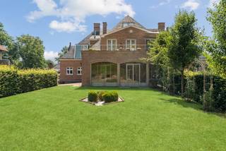 Ce villament exceptionnel de 265m² offre un confort et un luxe inégalés, avec une magnifique terrasse spacieuse, un jardin privé de 390m², un...