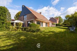 Ruime en lichtrijke villa met 4 slaapkamers en zuidgerichte tuinDeze ruime en bijzonder lichtrijke villa is residentieel gelegen in Overijse, nabij het centrum, openbaar vervoer en belangrijke verbindingswegen. De woning geniet van een uitstekende privacy, is volledig omringd door een mooie tuin met bbq en biedt geen inkijk van de buren.Via de ruime inkomhal (met vestiaire en gastentoilet) heeft u toegang tot de leefruimte en de volledig uitgeruste keuken met kookeiland. Zowel de leefruimte als de keuken hebben grote raampartijen die uitgeven op het terras en de zuidgerichte tuin. Verder zijn er een praktische bijkeuken, wasplaats en een dubbele inpandige garage. Vloerverwarming is voorzien op het gelijkvloers.Op de verdieping bevinden zich een ruime nachthal, toilet, 4 slaapkamers, waaronder een master bedroom met aansluitende badkamer en een dressing en een tweede badkamer. De ruime zolder strekt zich uit over de volledige woning en biedt extra mogelijkheden.Troeven: zeer lichtrijk – 4 slaapkamers – 2 badkamers – dressing – 2 terrassen – zuidgerichte tuin zonder inkijk – dubbele garage – ruime zolder – houtkachel – energiezuinig EPC-label B.Momenteel verhuurd aan € 2.290/maand, uiterlijk tot oktober 2027.Een ruime en comfortabele gezinswoning op een gegeerde locatie in Overijse, ideaal voor wie ruimte, licht, privacy en een goede bereikbaarheid wenst.