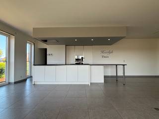 Op een rustige locatie in Zottegem bevindt zich dit ruime en energiezuinige appartement, waar comfortabel wonen centraal staat. Dankzij de vlotte bereikbaarheid en de aangename omgeving geniet u hier van de perfecte combinatie tussen rust en een goede verbinding naar winkels, scholen en het centrum.<br /><br />Bij het binnenkomen komt u onmiddellijk terecht in de ruime en lichtrijke leefruimte met open keuken. De grote raampartijen zorgen voor een aangename lichtinval en creëren een ruimtelijk gevoel. De volledig uitgeruste open keuken sluit naadloos aan op de leefruimte, waardoor deze de ideale plaats vormt om te koken, te tafelen en te ontspannen. Vanuit de leefruimte heeft u rechtstreeks toegang tot het ruime terras, waar u in alle rust kunt genieten van een gezellig buitenmoment.<br /><br />Het appartement beschikt over drie slaapkamers, waardoor het perfect geschikt is voor gezinnen, koppels die extra ruimte wensen of wie een thuiswerkplek wil inrichten. Daarnaast is er een verzorgde badkamer, apart toilet en een praktische berging aanwezig. Bij het appartement horen bovendien een ondergrondse autostaanplaats en een private berging, beide inbegrepen in de huurprijs.<br /><br />Ook op technisch vlak geniet u van alle hedendaags comfort. Zo wordt het appartement verwarmd via vloerverwarming op aardgas en beschikt het over een gunstig EPC-label A, wat garant staat voor een energiezuinig en aangenaam woonklimaat.<br /><br />De gemeenschappelijke kosten bedragen 50,00 EUR/maand. Het appartement is onmiddellijk beschikbaar. Heeft u interesse in dit ruime appartement op een rustige ligging in Zottegem? Dien dan eenvoudig uw bezoekaanvraag in via de website van Immo Francois. Wij nemen graag contact met u op om een bezoekmoment in te plannen.<br /><br />