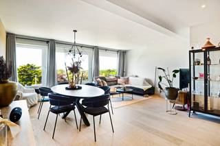 Dit ruime appartement met twee slaapkamers, leefruimte met open keuken is gelegen in het bruisende Mortsel. Dankzij de moderne afwerking en...