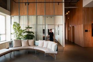 <div>
<div>
<p><b>PLAN VIA VOLGENDE LINK UW BEZOEK IN ALSOOK UW GEGEVENS: https://demeester.mijnhuurprofiel.be/whise/7115908<br /><br />Prestigieuze kantoorruimte op toplocatie, Mechelsesteenweg, Antwerpen</b><b></b></p>
<p>Dit stijlvolle en karaktervolle kantoorgebouw aan de Mechelsesteenweg biedt een unieke kans voor co-huurders die op zoek zijn naar een inspirerende werkomgeving met een sterke community. De samenwerking met <b>OVAL</b> vormt hierbij een belangrijke meerwaarde, de nadruk ligt op het versterken van elkaars netwerk, creativiteit en professionele groei.</p>
<p>De beschikbare verdieping omvat <b>19 werkplekken in open space</b>, voorzien van <b>meubilair</b> en een <b>eigen ingang</b>. Daarnaast kunnen huurders gebruikmaken van een breed scala aan <b>gemeenschappelijke faciliteiten</b>:</p>
<ul>
<li>Alle vergaderzalen</li>
<li>Auditorium</li>
<li>Cantine</li>
<li>Unieke daktuin</li>
<li>Douche</li>
<li>Alle meubilair</li>
<li>12 parkeerplaatsen</li>
<li>Fietsenstalling</li>
<li>Internet & elektriciteit</li>
<li>Poetshulp</li>
<li>Planten & onderhoud</li>
<li>Water, koffie & basisvoorraad keuken</li>
<li>Soep op maandag</li>
<li>Vaste kosten van gebouw & parkings inbegrepen</li>
</ul>
<p>De totale huurprijs voor de co-huur bedraagt <b>€9.500/maand</b>, inclusief alle bovengenoemde faciliteiten.</p>
<p>Met zijn <b>uitstekende ligging</b>, <b>hoogwaardige afwerking</b> en <b>stimulerende sfeer</b> is dit kantoor de perfecte keuze voor bedrijven die niet enkel een werkplek zoeken, maar een plek waar ideeën, mensen en kansen samenkomen.</p>
</div>
</div>