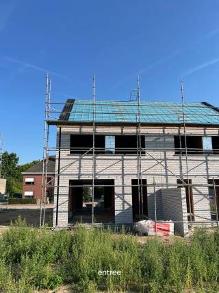 De werken zijn aangevat van deze volumineuze woningen met vergezichten.<br /><br />6% BTW is mogelijk!<br /><br />Alle hedendaags comfort is voorzien, zoals: warmtepomp, vloerverwarming, zonnepanelen,....<br />Door al deze ingrepen, heeft u hier een BEN-woning (Bijna Energie Neutraal).<br />BEN-woning = fiscaal voordeel EN energie zuinig!!<br /><br />Een ongelofelijke troef: De zolderverdieping is te bereiken via een vaste trap. Werkt men deze ruimte af, dan heeft men een super grote polyvalente ruimte ofte bijkomende slaapkamer/dressing.<br /><br />Door de goede inplanting tov. het perceel en de hieraan gekoppelde tijdloze stijl van woning, beschikt men over een mooie voor- en achtertuin (met de middag- en ondergaande zon), maw. je woont rustig en hedendaags, in een groene omgeving.<br /><br />Wat je dagelijks nodig hebt, vind je in je buurt.<br /><br />De vlotte bereikbaarheid tov. de E17 (slechts 3 minuten naar de oprit in De Nazerth/Deinze) en het treinstation van Eke-Nazareth (3,5 km) zijn een ongelofelijke troef voor pendelaars!<br />Op 20 minuten sta je in centrum Gent.<br /><br />Deze woning is in opbouw, doch heeft u nog de keuze om uw eigen stempel te drukken op de afwerking.<br /><br />Bij interesse, bel of mail Pieterjan op 0472 80 20 65 of pw@entree.be<br />