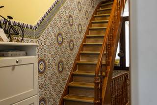 <p><span><strong>Handelswoning met commercieel gelijkvloers en 4 slaapkamers</strong></span></p>
<p>Bent u ondernemer en op zoek naar de perfecte combinatie tussen wonen en werken in Molenbeek? Dan is deze handelswoning in de Vier-Windenstraat precies wat u zoekt. Dankzij de nabijheid van scholen, winkels en openbaar vervoer is dit commercieel gezien een absolute toplocatie. Bovendien bereikt u met de wagen in geen tijd zowel het centrum van Brussel als dat van Dilbeek.</p>
<p><span>Indeling</span></p>
<p>Op het gelijkvloers en in de kelderverdieping bevindt zich de handelsruimte (90m²), die momenteel verhuurd is en wordt gebruikt als beenhouwerij, atelier en opslagruimte.<br />Op de<strong> eerste verdieping</strong> treffen we een ruime keuken met toegang tot een gezellig terrasje, evenals een grote, lichtrijke leefruimte (28m²) dankzij de royale raampartijen.<br />De <strong>tweede verdieping</strong> omvat een douchekamer met toilet, een slaapkamer (12m²) en een extra grote leefruimte die eenvoudig kan worden opgedeeld in twee slaapkamers van 15m² en 12m².<br />Op de <strong>derde verdieping</strong> vinden we een volledig ingerichte studio (33m²) met keuken, douche, toilet en twee slaapkamers.</p>
<p>Kortom: een ideaal pand voor ondernemers met een groot gezin die hun zaak willen uitbouwen op een uitstekende locatie, met hun privéwoning slechts enkele trappen hoger!</p>
<p><strong>Extra troeven:</strong><br />– Direct rendement: handelsruimte verhuurd aan € 2.000/maand<br />– Commerciële toplocatie<br />– Hoogrendementsbeglazing (2013)</p>
<p>Interesse? Contacteer ons voor een bezoek ter plaatse.<br /><strong>02 887 80 56 – info@impromove.be</strong></p>