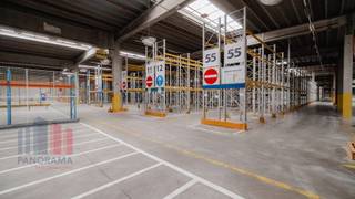 Logistiek magazijn van 4.460 m²  te huur.Het gebouw is strategisch gelegen op het kruispunt van meerdere belangrijke snelwegen. Dankzij de directe...