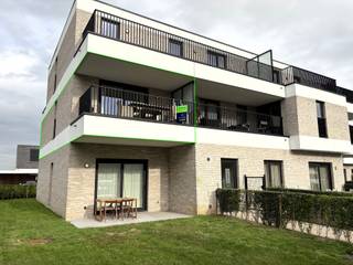 <strong>Ligging</strong><br />Dit perfect afgewerkte en energiezuinige nieuwbouwappartement is gelegen in het hart van Wielsbeke. Dankzij de centrale ligging bevinden winkels, scholen, horecazaken en andere voorzieningen zich op wandelafstand, waardoor je geniet van optimaal wooncomfort.<br /><br /><strong>Indeling</strong><br />Via de inkomhal met apart gastentoilet kom je in de lichtrijke leefruimte, die voorzien is van vloerverwarming. Aansluitend bevindt zich de volledig ingerichte open keuken met vaatwasser, koelkast, combi-oven, kookplaat en dampkap. Verder beschikt het appartement over een praktische berging/wasplaats, twee volwaardige slaapkamers en een badkamer met inloopdouche. Aan de voorzijde bevindt zich een aangenaam terras waar je heerlijk kan genieten van de buitenlucht. Bovendien is een private autostaanplaats inbegrepen.<br /><br /><strong>Technisch</strong><br />Verwarming gebeurt op aardgas. Het appartement behaalt een uitstekende EPC-score van 41 kWh/m² (energielabel A). Daarnaast is het volledig geschilderd en voorzien van gordijnen, zodat je meteen zorgeloos kan intrekken. De maandelijkse syndicuskosten bedragen € 50. Beschikbaar vanaf 1 januari 2027.<br /><br /><strong>Troeven</strong>
<ul>
	<li>Energiezuinig nieuwbouwappartement (EPC-label A)</li>
	<li>Vloerverwarming in de leefruimte</li>
	<li>Terras aan de voorzijde</li>
	<li>Private autostaanplaats inbegrepen</li>
	<li>Volledig geschilderd en voorzien van gordijnen</li>
	<li>Uitstekende prijs-kwaliteitsverhouding</li>
</ul>
<br /><strong>Contact</strong><br />Interesse of wens je meer informatie? Contacteer Realimmo via cedrik@real-immo.be.