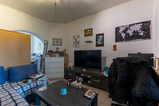 <p>Immo Pické biedt U dit appartement op de eerste verdieping (zonder lift) aan, gelegen in de onmiddellijke omgeving van scholen, winkels, openbaar vervoer en de belangrijkste verbindingswegen. Het appartement is als volgt ingedeeld: een woonkamer, een eetkamer met keuken, een grote slaapkamer, een afzonderlijk toilet, een wasplaats, een badkamer, een berging en een terras. Aanwezigheid van een kelder. Huurprijs: 630 euro<br />EPC C (253 kwh/m²/j) - 20260131-0003788173-RES-1 - Elektrische installatie conform</p>