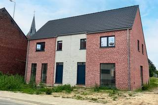 Op een rustige maar centrale ligging in Kampenhout bouwt Hectaar energiezuinige nieuwbouwwoningen die volledig gericht zijn op kwaliteit en comfort. Deze woningen onderscheiden zich door hun lichtrijke ruimtes, praktische indeling en duurzaamheid. Bovendien geniet u van een vlotte bereikbaarheid dankzij de nabijheid van invalswegen, winkels, scholen en openbaar vervoer.<br /><br />Lot 01 is de laatste beschikbare woning binnen dit project en zal afgewerkt worden inclusief laminaat op slaapkamers, schilderwerken, verlichting en tuinaanleg. De woning zal dus onmiddellijk bewoonbaar zijn!<br /><br /><strong>Indeling Lot 01;</strong>
<ul>
<li>Inkomhal met gastentoilet</li>
<li>Lichtrijke leefruimte met open keuken (47m²)</li>
<li>3 ruime slaapkamers (12,72m² - 12,48m² - 10,46m²)</li>
<li>Badkamer met ligbad, douche en dubbele lavabo</li>
<li>Nachthal met afzonderlijk toilet</li>
<li>Zolderruimte (30m²)</li>
</ul>
<strong>Troeven van de woning</strong>
<ul>
<li>Energiezuinig wonen, verwarming met warmtepomp;</li>
<li>Lichtrijke ruimtes;</li>
<li>Vloerverwarming op het gelijkvloers;</li>
<li>Zonnepanelen;</li>
<li>Regenwaterput van 7.500 liter aangesloten op toiletten/wasmachine/buitenkraan.</li>
</ul>
Bent u op zoek naar een energiezuinige nieuwbouwwoning?<br />Aarzel dan niet om contact met ons op te nemen voor meer informatie! Voor meer details over deze unieke woningen, ga naar www.hectaar.be<br /><br /><strong>Ontdek lot 01 tijdens het opendeurmoment op zondag 28 juni, van 13u tot 16u. Schrijf je in via: https://bit.ly/opendeur_28_juni</strong>