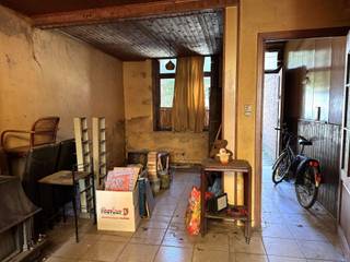 Te renoveren rijwoning op 2a35ca.Via de inkomhal bereiken we de living met aansluitend veranda en badkamer. Op de eerste verdieping zijn er 2 slaapkamers.Door de gunstige ligging geniet u van een rustige woonomgeving, met een vlotte verbinding naar het centrum, winkels, scholen, treinstation en belangrijke invalswegen.