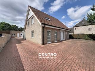 <p>Wonen &amp; werken in Beernem – Ruime woning met ca. 120 m² opslagruimte!<br /><span><span><span><span><span><span><span><span><span><span><span><span><span><span>Ruime en veelzijdige eigendom op 624m² grond</span><span>, met maar liefst </span><span>270 m² bewoonbare oppervlakte</span><span>, 3 slaapkamers en de mogelijkheid tot </span><span>gelijkvloers wonen</span><span>.</span></span></span></span></span></span></span></span></span></span></span></span></span></span><br /><span><span><span><span><span><span><span><span><span><span><span><span><span><span>De absolute troef is de </span><span>ca. 120 m² grote garage/opslagruimte met bureel</span><span>, ideaal voor </span><span>zelfstandigen en ondernemers</span><span>. Zeer geschikt als opslagruimte voor materiaal, voertuigen en goederen.</span></span></span></span></span></span></span></span></span></span></span></span></span></span><br /><span><span><span><span><span><span><span><span><span><span><span><span><span><span>De woning combineert comfortabel wonen met de mogelijkheid om </span><span>wonen en werken op één locatie</span><span> te verenigen.</span></span></span></span></span></span></span></span></span></span></span></span></span></span><br /><br /><strong>INDELING:<br /><em><u>Gelijkvloers:</u></em><br /><u>WONING:</u></strong><br />Ruime inkomhal - LICHTRIJKE living - volledig ingerichte keuken (O.a. met keramisch fornuis, dampkap, dubbele spoelbak, heteluchtoven, ingebouwde microgolfoven, frigo en vaatwasmachine) - veranda (met gashaard) – ruime berging/wasplaats (met voorzieningen voor wasmachine en droger) - 2de leefruimte (met gashaard, sauna en douche) - veranda -  afzonderlijk gastentoilet - slaapkamer/bureel - ruime garage (met automatische sectionale poort) - ZUIDgericht terras - ruime verharde oprit.<br /><br /><u><strong>BIJGEBOUW:</strong></u><br />Opslagruimte (met automatische sectionale poort) - bureel - wasplaats - afzonderlijk toilet - douche.<br /><br /><em><strong><u>Eerste verdieping:</u></strong></em><br />Ruime nachthal/bureelruimte (extra slaapkamer mogelijk) – kwalitatieve badkamer (O.a. met lavabomeubel, hangtoilet, ligbad én douche) - ruime slaapkamer met ruime dressing – slaapkamer 3 met mezzanine.<br /><br /><u><strong>Opmerkingen:</strong></u><br />- 28 ZONNEPANELEN aanwezig!<br />- ROLLUIKEN aanwezig!<br />- Volledig omheind.<br />- Videofonie aanwezig.<br />- Waterverzachter aanwezig.<br />- <span><span><span><span><span><span><span><span><span><span><span><span><span><span><span>270 m² bewoonbare oppervlakte</span></span></span></span></span></span></span></span></span></span></span></span></span></span></span><br />- Afgesloten met elektrische toegangspoort.<br /><br />Een unieke kans voor wie ruimte zoekt om comfortabel te wonen én professioneel actief te zijn. GELIJKVLOERS wonen mogelijk! Aarzel zeker niet om ons te contacteren voor een bezoek ter plaatse: 050/70.01.02 - info@centro.be.</p>