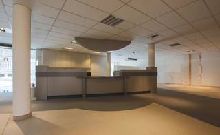 COMMERCIEEL PAND (2692m²) MET RUIM APPARTEMENT (350m²) OP TOP-ZICHTLOCATIE TE MAASMECHELEN.TROEVEN:- Top-zichtlocatie!- Riante toonzaal.- Luxe...