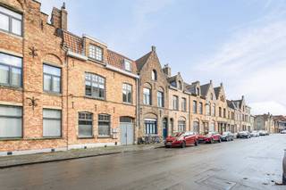 House for sale in Kristus-Koning, a stone's throw from downtown Bruges. The central location is ideal for those who want to live quietly, but at the same time enjoy the proximity to the city center and all amenities. Think of shops, schools, public transport and major access roads that are all in the immediate vicinity. Layout as follows:Ground floor:- Entrance hall - Living space followed by the dining area + access to the garden- Installed kitchen with storage- Toilet- Laundry 1st floor:- Bathroom with bath, sink and toilet- Bedroom 1- Bedroom 22nd floor:- Bedroom 3- Bedroom 4Extra:- Well-kept garden- Garden shedThis is the ideal home for those looking for space, comfort and a strategic location. Definitely worth a visit!