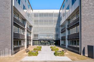Uitzonderlijk goed bereikbare, instapklare kantoren van<strong> </strong>691 m² te huur, ideaal gelegen dankzij de directe aansluiting met de <strong>R4 </strong>op slechts 1 km afstand. Deze verbinding zorgt voor een vlotte toegang richting Eeklo, Gent-Zeehaven, de <strong>E40 </strong>(Brussel/Oostende-Brugge) en de <strong>E17</strong> (Gent-Antwerpen).<br /><br />De kantoorruimtes maken deel uit van het prestigieuze <strong>Axxes Business Park</strong> Gebouw G&amp;F, een hoogwaardig complex dat tal van faciliteiten biedt. Het park beschikt over vergaderzalen, een restaurant, douches, kleedruimtes en sportfaciliteiten. Ook is er een fietsenstalling aanwezig. Bovendien is het park gelegen in een groene omgeving. Het gebouw is <strong>BREEAM-gecertificeerd met een "Very Good" rating</strong>.<br />Het gebouw biedt ruime parkeermogelijkheden met een gunstige parkeerratio van 1 plaats per 26 m². Daarnaast zijn er maar liefst 58 oplaadpunten beschikbaar voor elektrische voertuigen. De kantoorruimte is <strong>onmiddellijk beschikbaar</strong>. Ook <strong>andere oppervlaktes </strong>mogelijk!<br /><br />Heb je interesse? Neem vandaag nog contact op met <strong>PANORAMA B2B GENT KANTOREN </strong>voor meer informatie of om een vrijblijvend plaatsbezoek in te plannen via<strong> 0477 44 39 30</strong>.