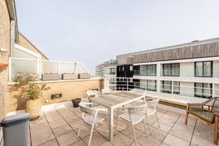 Ce lumineux appartement duplex bénéficie d’une disposition agréable et de deux spacieuses terrasses.Au premier niveau se trouvent le hall d’entrée...