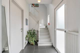 Deze leuke woning is gelegen in een rustige woonwijk en op slechts 10min fietsen van Leuven. Nabij openbaar vervoer, scholen, sportfaciliteiten, winkels, eet- en drankgelegenheden en natuurgebied. Rustig, maar overal dichtbij én kindvriendelijk. Topligging!<br /><br />Bestaande uit een inkomhal met plaats voor vestiaire, een lichtrijke leefruimte met een zit- en een eetplaats en met zicht op de tuin, een ruime keuken, een hal met een apart toilet en een badkamer. Op het verdiep zijn 3 mooie slaapkamers en een nachthal met een apart toilet voorzien. Hierboven strekt zich een geïsoleerde bergzolder. De woning beschikt bovendien over een handige kelderruimte. De zonnepanelen die gespreid geplaatst werden zorgen voor een productie gedurende de hele dag en een beperkt verbruik.<br /><br />De woning beschikt over een voortuin met een oprit aan weerszijden van de woning en een garage naast de woning. De tuin is diep, kijkt uit op een groene muur, biedt privacy en omvat een zonneterras, een tuinberging, een grasveld en een moestuin. <br /><br />EPC 287kWh(C-label)! Elektriciteit conform!<br /><br />Indien u deze leuke woning graag bezoekt dan kan u mij steeds bereiken via arnaut@immojanstas.be of op 0495292080.<br /><br />Bijkomende info (EPC, bodemattest, elektriciteitsattest, enz...) kan u hier downloaden ↓