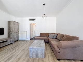 Dit appartement is voorzien van een leefruimte, keuken, 2 slaapkamers, badkamer en een terras.Tweede verdieping: - inkomhal- leefruimte met...