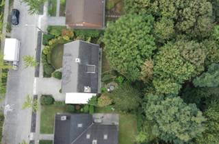 Deze ruime, stevige woning is gelegen in Sint-Eloois-Vijve op een zeer rustige, doch bereikbare ligging. De woning met bouwjaar 1973 staat op 549m². De open bebouwing beschikt over 4 slaapkamers, een terras, een garage en carport.<br />Deze kloeke woning vergt opknapwerk en valt onder de renovatieplicht, maar biedt enorm veel potentieel door zijn ligging en grote ruimtes. Er is een volwassen, afgesloten tuin. <br />De woning is voorzien van regenwater en stadswater.<br /><br />Indeling: inkom, mooie leefruimte, gesloten keuken, grote inpandige garage en carport. Er is een handige, droge kelder. <br />Op de eerste verdieping bevindt zich de nachthal, de badkamer en 4 volwaardige slaapkamers. <br /><br />Extra troeven:<br />-Gunstige ligging in doodlopende straat nabij invalswegen, scholen, openbaar vervoer, horeca en winkels.<br />-Zeer goed onderhouden, stevige woning. Dakgoten en afleiders werden vernieuwd, dak (met onderdak) werd gereinigd.<br />-Ruime woning met functionele indeling en omgeven door groen.<br /><br />Kortom, deze woning is een uitstekende keuze voor wie op zoek is naar een ruime gezinswoning met veel mogelijkheden. Prachtig renovatieproject met enorm veel potentieel!<br /><br />Graag afspraak maken via kristoff@immoroba.be