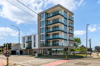 <p><span>Handelspand van 112m² met 4 autostaanplaatsen op commerciële topligging te Beringen!</span></p><p><span> </span></p><p><span>Op het gelijkvloers bevindt zich een handelsruimte van ca. 112 m² met 4 autostaanplaatsen, aangeboden in huidige deels-afgewerkte staat. Dankzij de ligging aan de Nijverheidsstraat-Kasteletsingel, een centrale verbindingsweg in Beringen, geniet dit pand van een uitstekende commerciële zichtbaarheid. De ruimte kan volledig naar wens en noden worden afgewerkt en biedt tal van mogelijkheden voor diverse activiteiten, zoals een kantoor, winkel of praktijkruimte. Grote raampartijen aan de voorzijde zorgen voor natuurlijke lichtinval en versterken de commerciële uitstraling.</span></p><p><span> </span></p>