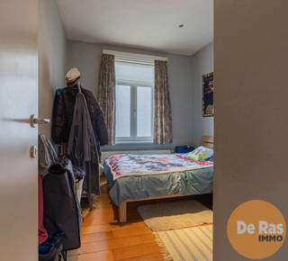 AALST - OPBRENGSTEIGENDOM MET 3 STUDIO'S<br /><br />Deze eigendom ligt zeer centraal nabij openbaar vervoer, winkels, scholen, ASZ en op 10 min stappen van de Grote Markt.<br />Het gebouw is opgedeeld in drie studio's die allen verhuurd zijn en zorgen voor een mooi rendement (+10%).<br /><br />Op het gelijkvloers een studio met keuken, leefruimte, sas, slaapkamer en badkamer met douche en toilet. Aansluitend nog een berging toegankelijk via de koer.<br />Op het eerste verdiep een studio met leefruimte en open keuken, aparte slaapkamer met douche, toilet en lavabo.<br />De derde studio op de dakverdieping bestaat uit een inkom, keuken met leefruimte, slaapkamer met douche en toilet.<br /><br />De woning heeft nood aan renovatiewerken.<br /><br />Ideaal als investering. Kom je graag een kijkje nemen? Bel 053/60.65.60