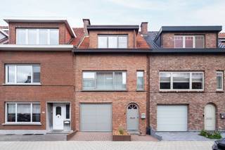 Deze prachtige woning is opgebouwd uit kwaliteitsvolle materialen en heeft een zee van ruimte. Via de inkomhal met toilet toegang naar een...