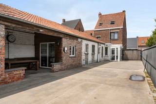 Goedgelegen INSTAPKLARE HOB met oprit en tuin, en RECENTE LOODS van 100m2 (+ verdiep) met 2 sectionaalpoorten. Ideaal voor zelfstandige...