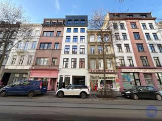 The renovated building is located in trendy South on Marnixplaats with Volkstraat and Nationalestraat around the corner. In short, you won't find a better location. Zuid offers super nice stores as well as cozy bars and tasty restaurants. The building is finished to a high standard with quality materials and techniques. On the ground floor is a commercial space that can serve as a store, office, workshop or catering establishment. On the first and second floor of the building is a beautiful duplex of approximately 130m² with three full bedrooms. On the third, fourth and fifth floors there is a one-bedroom apartment of approx. 44m² each. The bright apartments all have a private outdoor space, enjoy high-quality finishes and are equipped with parquet flooring and a luxurious fully installed kitchen with quality appliances.