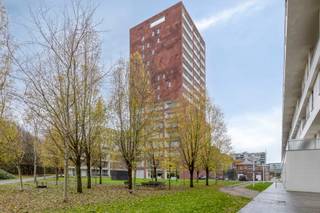 Ervaar wonen op topniveau in deze exclusieve business-penthouse op de vijftiende verdieping aan het Stapelhuisplein in Leuven. Hoog boven het bruisende stadscentrum geniet u van een adembenemend panoramisch zicht, zowel overdag als ’s avonds wanneer Leuven baadt in een zee van licht. Dit is thuiskomen in een harmonieuze combinatie van comfort, elegantie en functionaliteit. <br /><br />We betreden het gebouw via een ruime inkomhal, dewelke ons leidt naar de dubbele lift. Aangekomen op de vijftiende verdieping, vinden we het gemeubelde appartement terug. Het beschikt over twee ruime slaapkamers die volledige privacy garanderen, twee stijlvol afgewerkte badkamers met hoogwaardige materialen en een royale inloopdressing die is ontworpen voor wie houdt van overzicht en luxe. Het grote terras vormt een absolute troef: een unieke plek om te ontspannen, te genieten van de ochtendzon of lange avonden door te brengen in open lucht. Ook is er nog een handige wasberging en twee aparte toiletten.<br /><br />Dankzij de uitstekende ligging, vlak bij winkels, restaurants, openbaar vervoer en alle belangrijke verbindingen, woont u hier met alle voorzieningen binnen handbereik. Bent u op zoek naar een exclusieve woonervaring met klasse, comfort en een ongeëvenaard uitzicht? Dan is deze business-penthouse de ideale match. <br /><br />Ze is onmiddelijk beschikbaar en heeft geen gemeenschappelijke kosten.<br /><br />Contacteer ons vandaag voor meer informatie of een exclusieve bezichtiging via ben@sophimo.be of op 0468 58 04 09 !